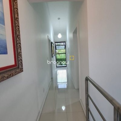 Casa com 200m², 3 quartos (sendo 1 suíte), 2 garagens, no bairro Pedra Branca em Palhoça