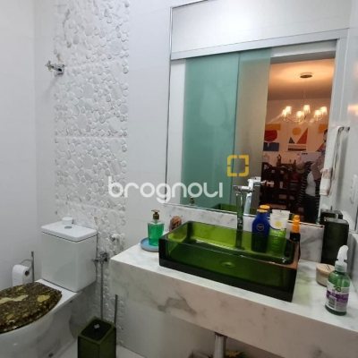 Casa com 200m², 3 quartos (sendo 1 suíte), 2 garagens, no bairro Pedra Branca em Palhoça