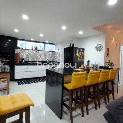 Casa com 200m², 3 quartos (sendo 1 suíte), 2 garagens, no bairro Pedra Branca em Palhoça