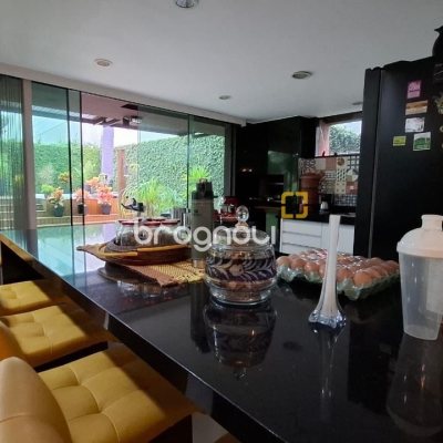 Casa com 200m², 3 quartos (sendo 1 suíte), 2 garagens, no bairro Pedra Branca em Palhoça