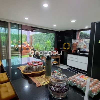 Casa com 200m², 3 quartos (sendo 1 suíte), 2 garagens, no bairro Pedra Branca em Palhoça