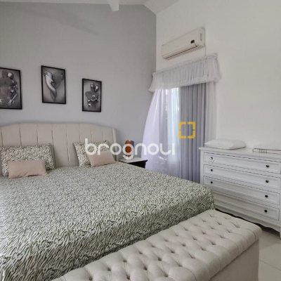 Casa com 200m², 3 quartos (sendo 1 suíte), 2 garagens, no bairro Pedra Branca em Palhoça