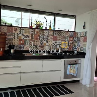 Casa com 200m², 3 quartos (sendo 1 suíte), 2 garagens, no bairro Pedra Branca em Palhoça