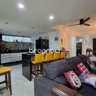 Casa com 200m², 3 quartos (sendo 1 suíte), 2 garagens, no bairro Pedra Branca em Palhoça