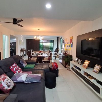 Casa com 200m², 3 quartos (sendo 1 suíte), 2 garagens, no bairro Pedra Branca em Palhoça