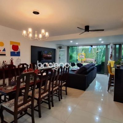 Casa com 200m², 3 quartos (sendo 1 suíte), 2 garagens, no bairro Pedra Branca em Palhoça