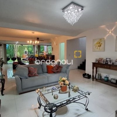 Casa com 200m², 3 quartos (sendo 1 suíte), 2 garagens, no bairro Pedra Branca em Palhoça