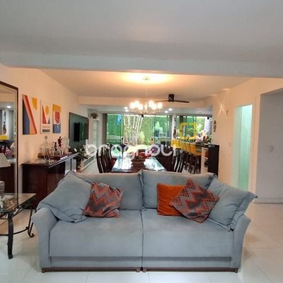 Casa com 200m², 3 quartos (sendo 1 suíte), 2 garagens, no bairro Pedra Branca em Palhoça