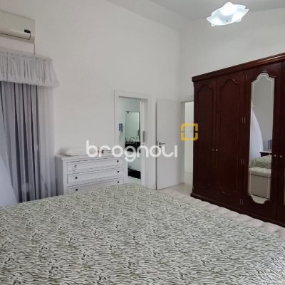 Casa com 200m², 3 quartos (sendo 1 suíte), 2 garagens, no bairro Pedra Branca em Palhoça
