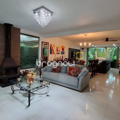 Casa com 200m², 3 quartos (sendo 1 suíte), 2 garagens, no bairro Pedra Branca em Palhoça