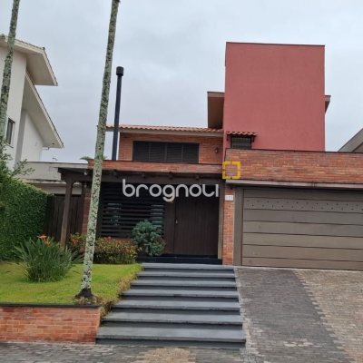 Casa com 200m², 3 quartos (sendo 1 suíte), 2 garagens, no bairro Pedra Branca em Palhoça