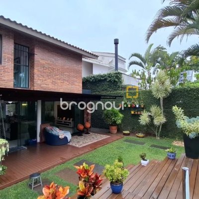 Casa com 200m², 3 quartos (sendo 1 suíte), 2 garagens, no bairro Pedra Branca em Palhoça