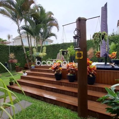 Casa com 200m², 3 quartos (sendo 1 suíte), 2 garagens, no bairro Pedra Branca em Palhoça