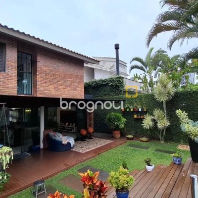 Casa com 200m², 3 quartos (sendo 1 suíte), 2 garagens, no bairro Pedra Branca em Palhoça