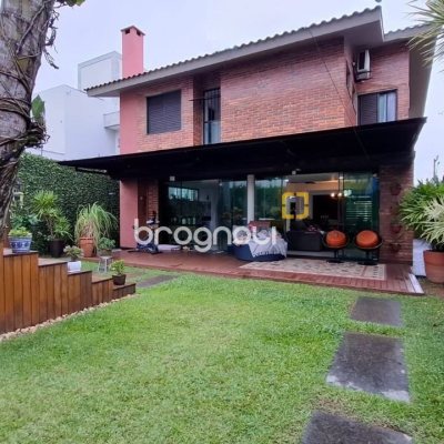 Casa com 200m², 3 quartos (sendo 1 suíte), 2 garagens, no bairro Pedra Branca em Palhoça