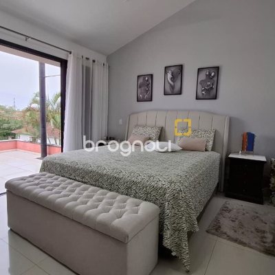 Casa com 200m², 3 quartos (sendo 1 suíte), 2 garagens, no bairro Pedra Branca em Palhoça