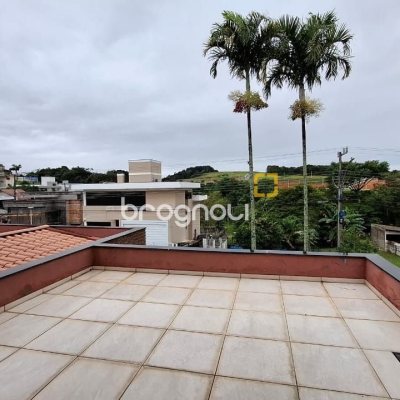 Casa com 200m², 3 quartos (sendo 1 suíte), 2 garagens, no bairro Pedra Branca em Palhoça
