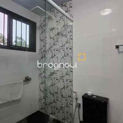 Casa com 200m², 3 quartos (sendo 1 suíte), 2 garagens, no bairro Pedra Branca em Palhoça