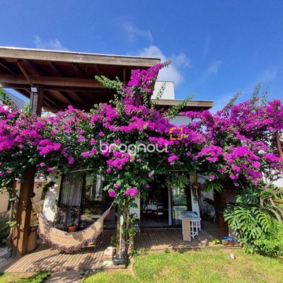Casa com 236m², 3 quartos (sendo 1 suíte), 2 garagens, no bairro Coqueiros em Florianópolis