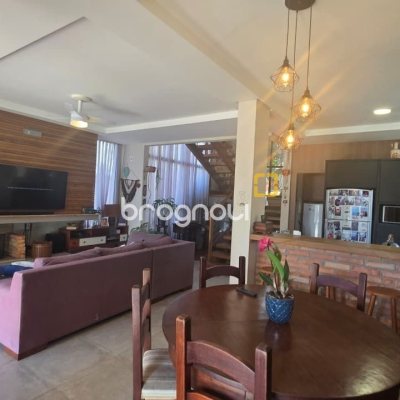 Casa com 236m², 3 quartos (sendo 1 suíte), 2 garagens, no bairro Coqueiros em Florianópolis