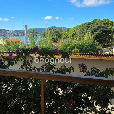 Casa com 236m², 3 quartos (sendo 1 suíte), 2 garagens, no bairro Coqueiros em Florianópolis