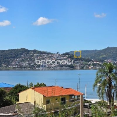 Casa com 236m², 3 quartos (sendo 1 suíte), 2 garagens, no bairro Coqueiros em Florianópolis