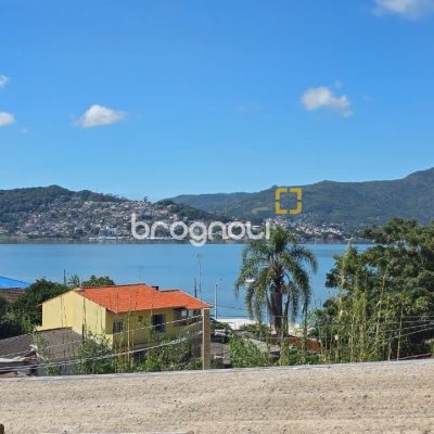 Casa com 236m², 3 quartos (sendo 1 suíte), 2 garagens, no bairro Coqueiros em Florianópolis