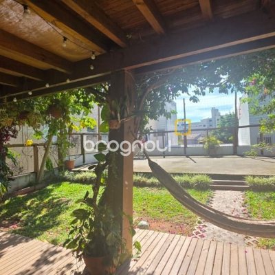 Casa com 236m², 3 quartos (sendo 1 suíte), 2 garagens, no bairro Coqueiros em Florianópolis