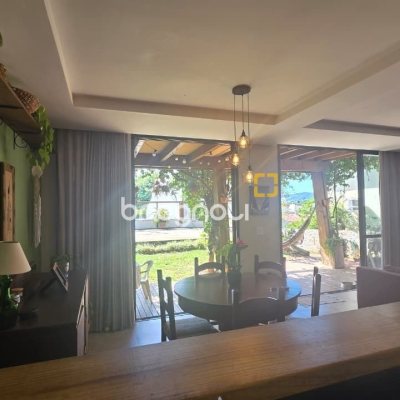 Casa com 236m², 3 quartos (sendo 1 suíte), 2 garagens, no bairro Coqueiros em Florianópolis