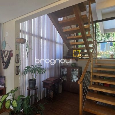Casa com 236m², 3 quartos (sendo 1 suíte), 2 garagens, no bairro Coqueiros em Florianópolis