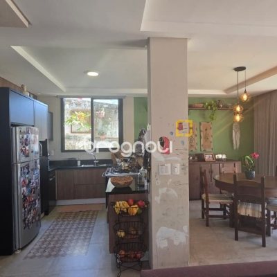 Casa com 236m², 3 quartos (sendo 1 suíte), 2 garagens, no bairro Coqueiros em Florianópolis
