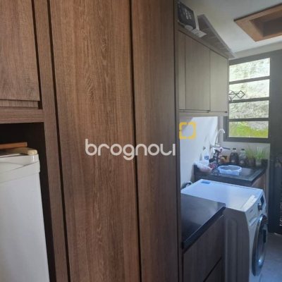 Casa com 236m², 3 quartos (sendo 1 suíte), 2 garagens, no bairro Coqueiros em Florianópolis