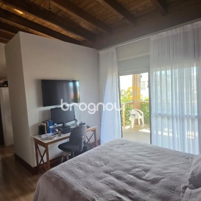 Casa com 236m², 3 quartos (sendo 1 suíte), 2 garagens, no bairro Coqueiros em Florianópolis
