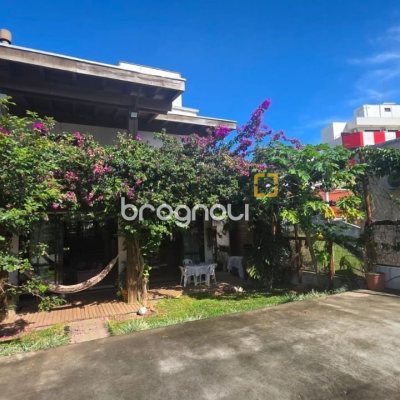Casa com 236m², 3 quartos (sendo 1 suíte), 2 garagens, no bairro Coqueiros em Florianópolis