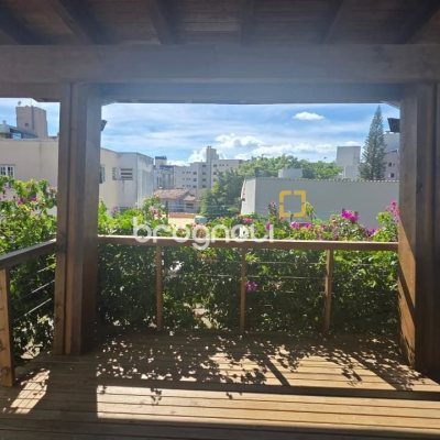 Casa com 236m², 3 quartos (sendo 1 suíte), 2 garagens, no bairro Coqueiros em Florianópolis