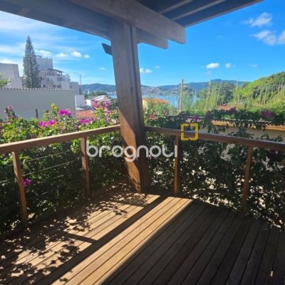 Casa com 236m², 3 quartos (sendo 1 suíte), 2 garagens, no bairro Coqueiros em Florianópolis
