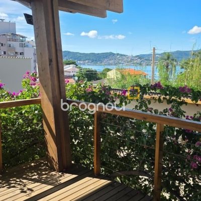 Casa com 236m², 3 quartos (sendo 1 suíte), 2 garagens, no bairro Coqueiros em Florianópolis