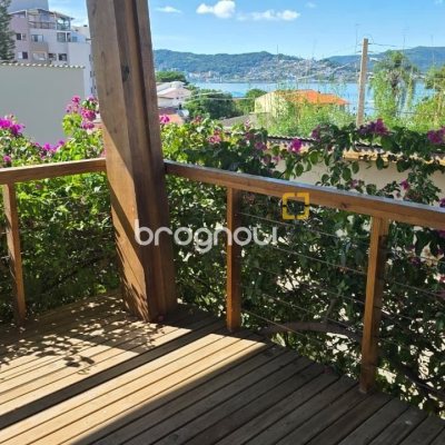 Casa com 236m², 3 quartos (sendo 1 suíte), 2 garagens, no bairro Coqueiros em Florianópolis