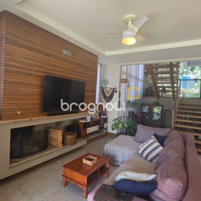 Casa com 236m², 3 quartos (sendo 1 suíte), 2 garagens, no bairro Coqueiros em Florianópolis
