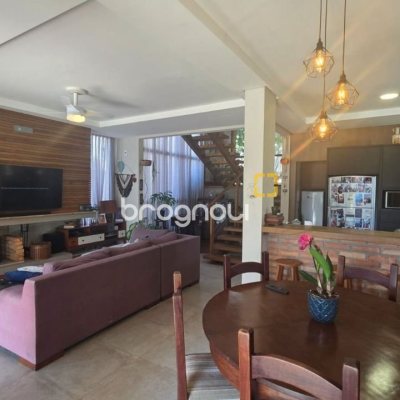 Casa com 236m², 3 quartos (sendo 1 suíte), 2 garagens, no bairro Coqueiros em Florianópolis
