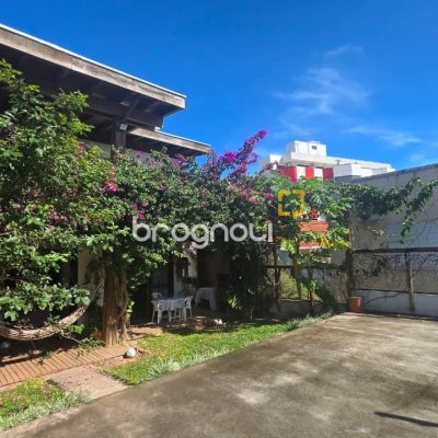 Casa com 236m², 3 quartos (sendo 1 suíte), 2 garagens, no bairro Coqueiros em Florianópolis