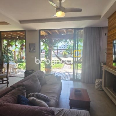 Casa com 236m², 3 quartos (sendo 1 suíte), 2 garagens, no bairro Coqueiros em Florianópolis