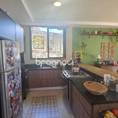 Casa com 236m², 3 quartos (sendo 1 suíte), 2 garagens, no bairro Coqueiros em Florianópolis