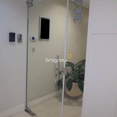 Sala com 84m², 3 garagens, no bairro Trindade em Florianópolis