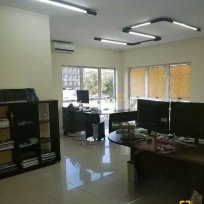 Sala com 84m², 3 garagens, no bairro Trindade em Florianópolis