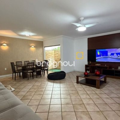 Casa com 193m², 4 quartos (sendo 2 suítes), 2 garagens, no bairro Santa Mônica em Florianópolis