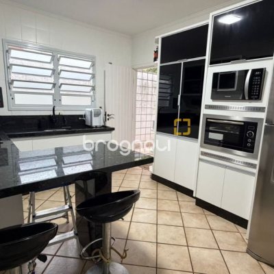 Casa com 193m², 4 quartos (sendo 2 suítes), 2 garagens, no bairro Santa Mônica em Florianópolis