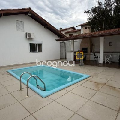 Casa com 193m², 4 quartos (sendo 2 suítes), 2 garagens, no bairro Santa Mônica em Florianópolis