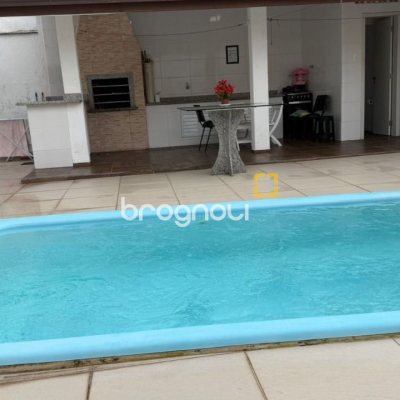 Casa com 193m², 4 quartos (sendo 2 suítes), 2 garagens, no bairro Santa Mônica em Florianópolis
