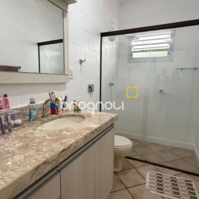 Casa com 193m², 4 quartos (sendo 2 suítes), 2 garagens, no bairro Santa Mônica em Florianópolis